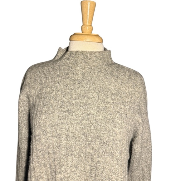 London Fog Women's Gray Wool Turtleneck Sweater Size Medium - Picture 2 of 5